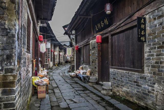 熊孩子取号机前任性取十几张号，妈妈一招化任性为家教，被狂赞！